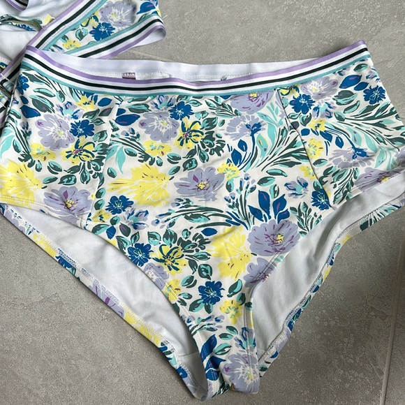 3X top and 2X bottom high waist cut out floral/stripe detail bikini - Picture 6 of 7